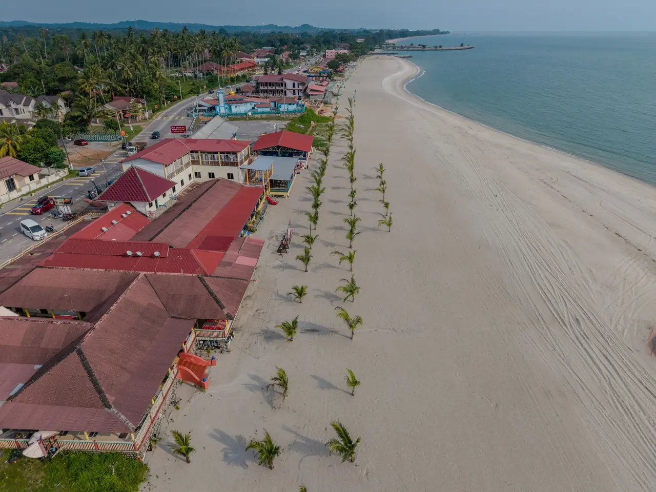 Pandangan aerial D’Nelayan dengan kawasan pesisir semasa dan laut di Pengkalan Balak