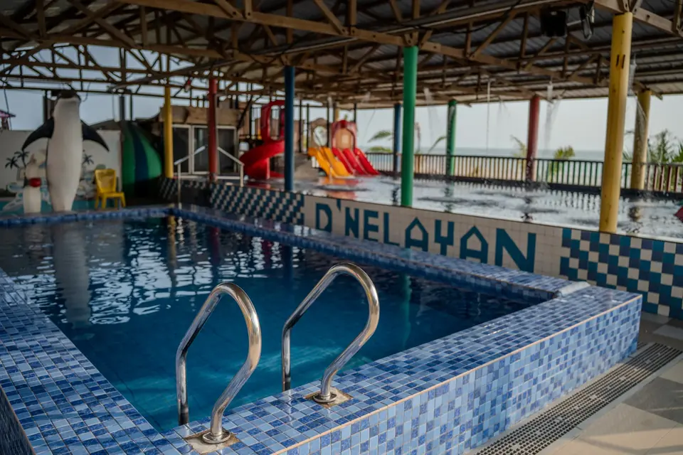 Kolam renang dan gelongsor untuk percutian keluarga