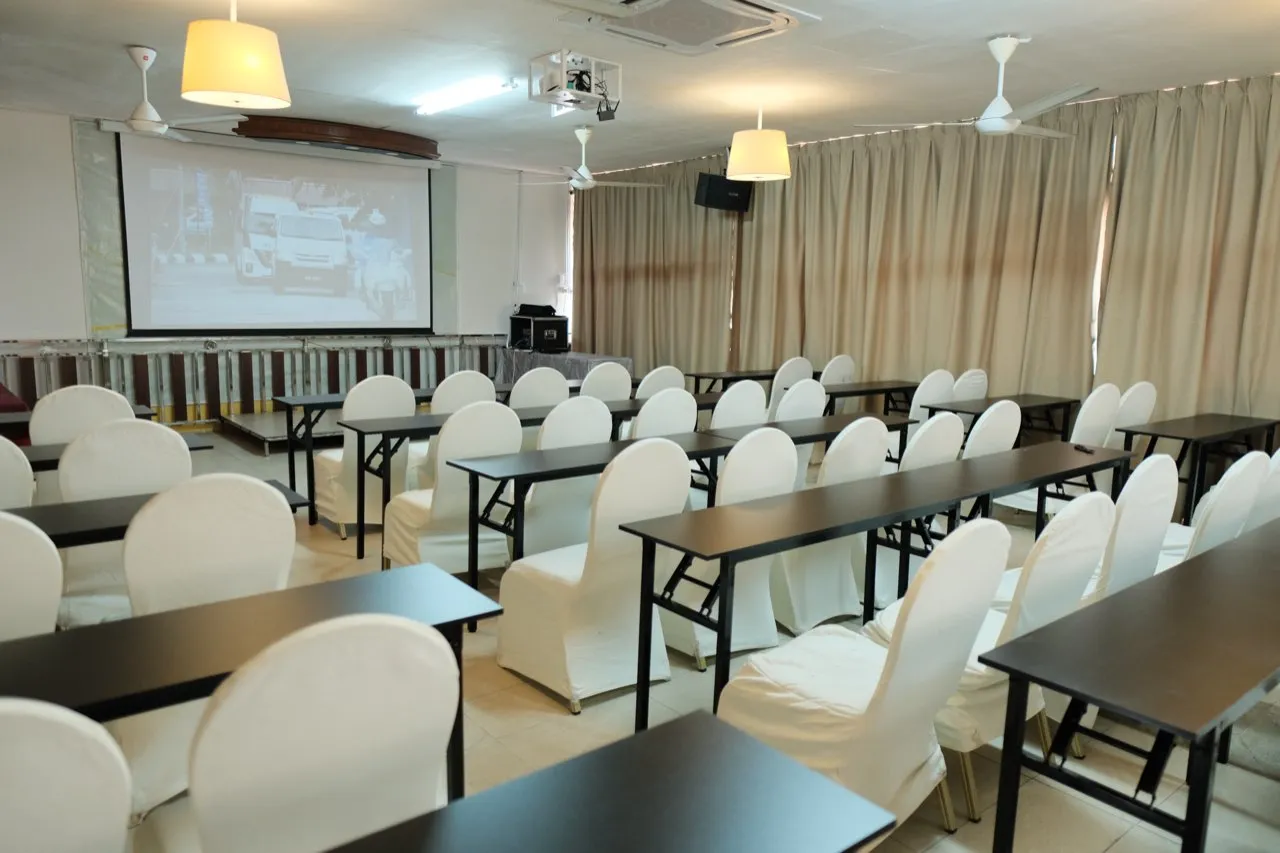 Dewan seminar D’Nelayan dengan susunan meja berkumpulan